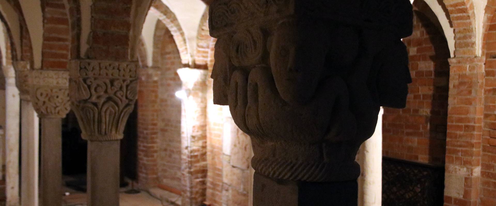 Basilica di San Savino (Piacenza), capitelli della cripta 03 foto di Mongolo1984